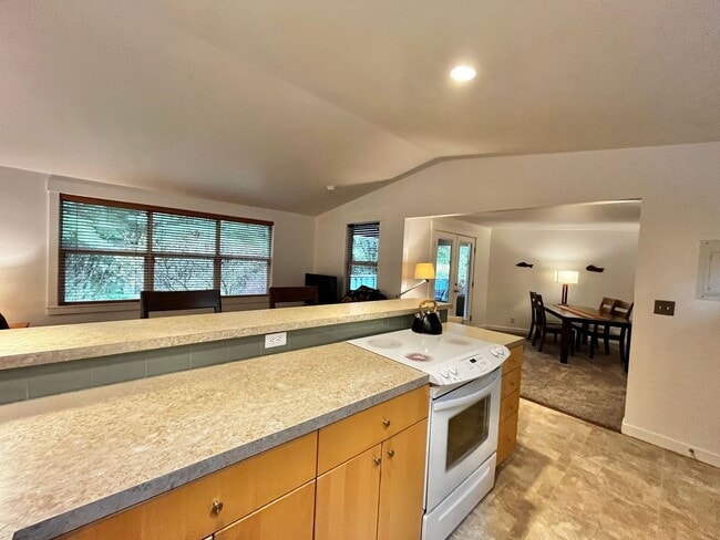 Building Photo - 1574 Park View Dr NE