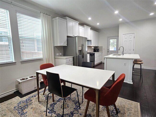 Foto del edificio - 5311 Golden Canary Ln