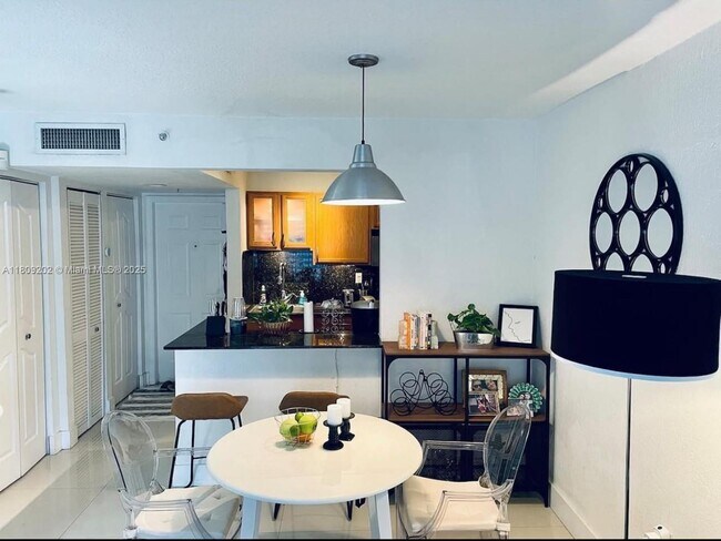 Foto del edificio - 445 SW 11th St