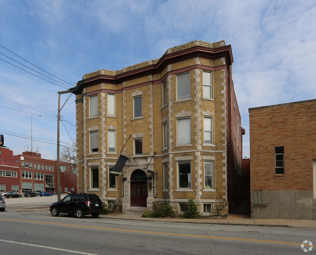 Primary Photo - Montclaire Apartments