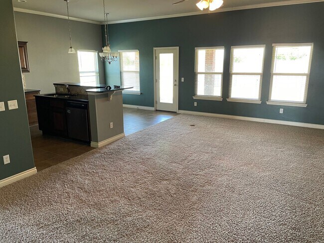 Building Photo - Upscale Edmond in Valencia , Deer Creek Sc...