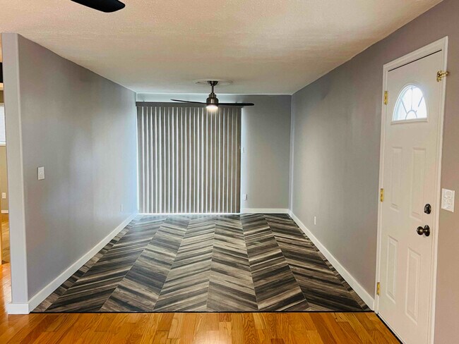 Foto del edificio - 6127 N Regal St