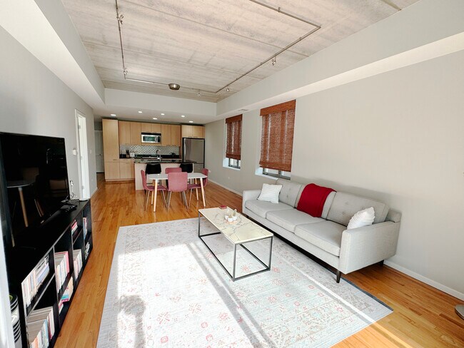 Building Photo - 1422 N La Salle Dr