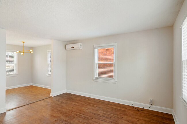 Foto del edificio - Spacious 1 Bedroom Duplex in Trinity Park, blocks from Duke! - Renovated & Pet Friendly