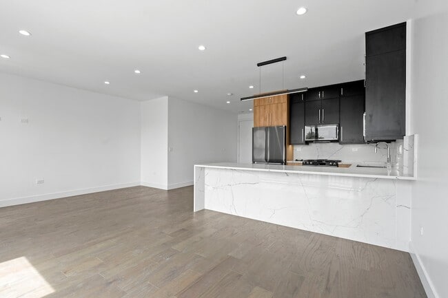 Building Photo - 3008 W Belmont Ave