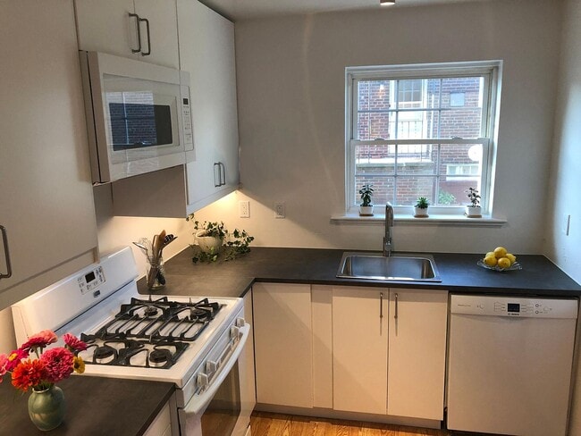 Kitchen - view 1 - 136 N Brookside Dr