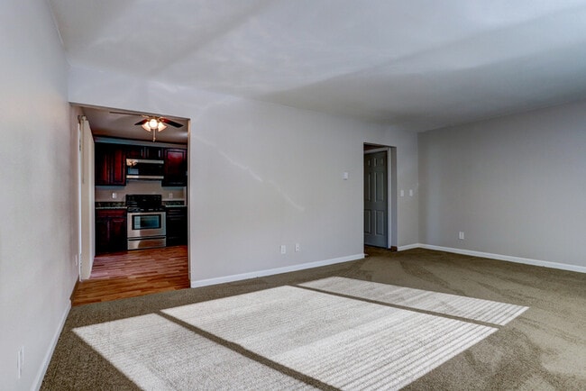 Building Photo - Stunning Recently Renovated 2bed/1bath! Ask about our Holiday Special!!