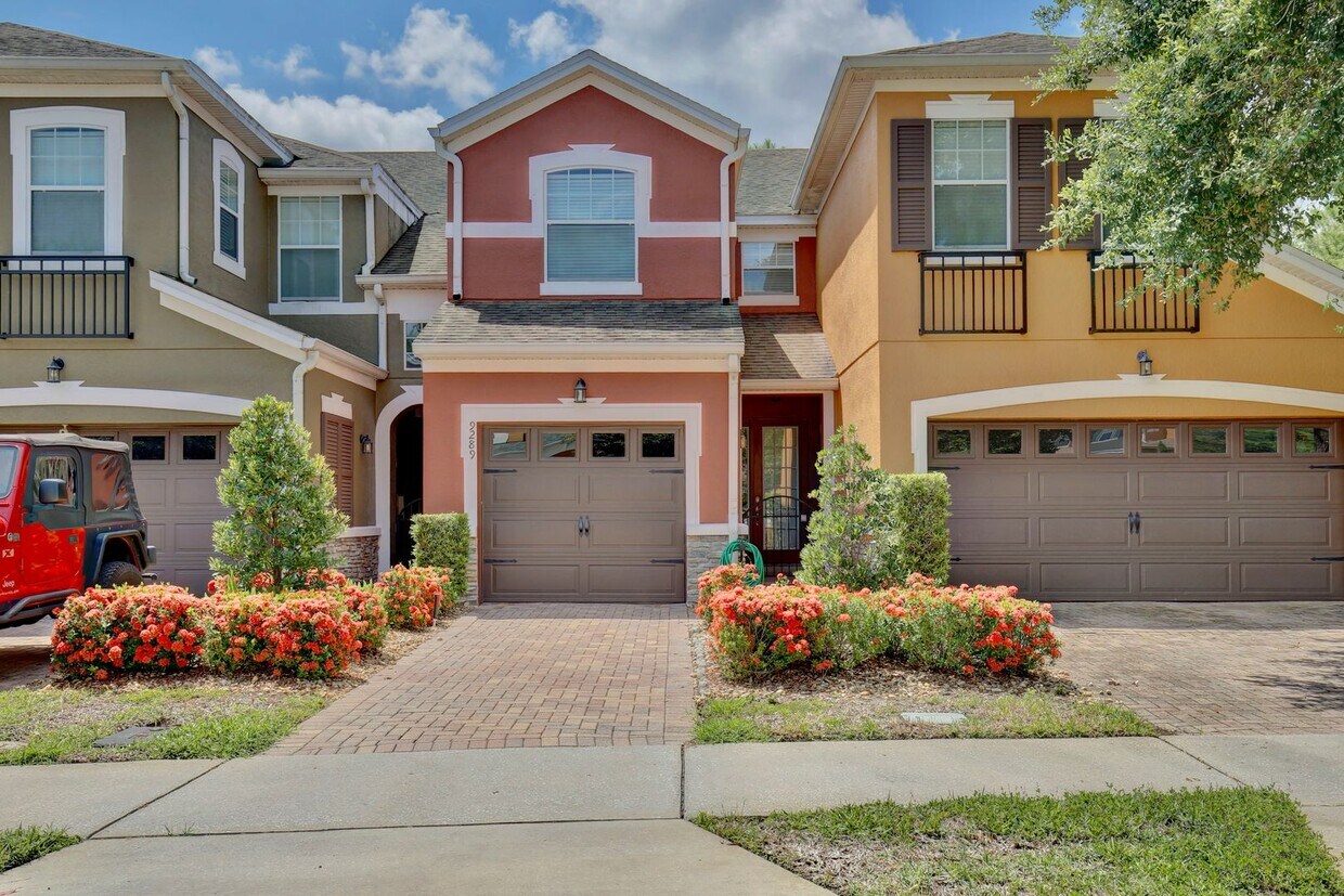 Stylish 3/2.5 Townhome with Open Floor Pla... - Stylish 3/2.5 Townhome with Open Floor Pla...