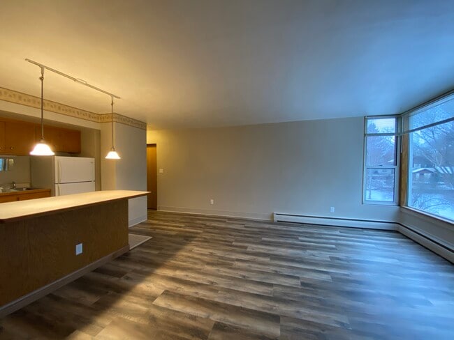 Building Photo - 405 10th Ave N