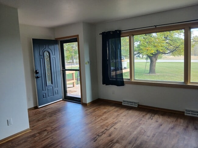 Sala de estar al frente - W360N7335 Brown St