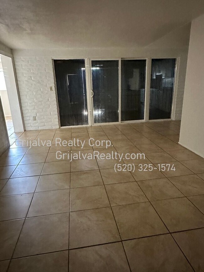 Foto del edificio - East Side 5 Bedroom, 2 Bath House for Rent (Stella/Kolb)