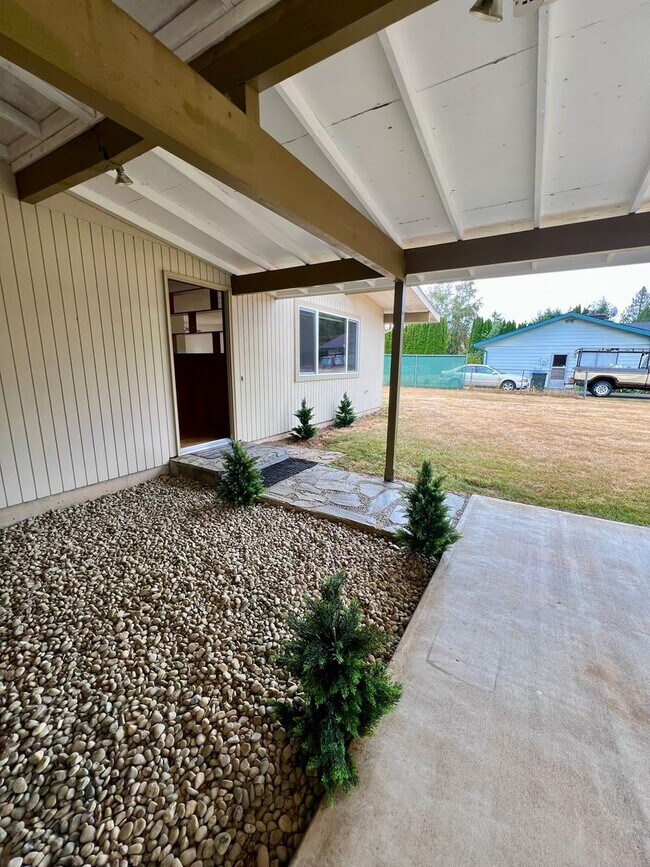 Foto del edificio - Updated 3BD w/ Outbuildings & Shop - Water included
