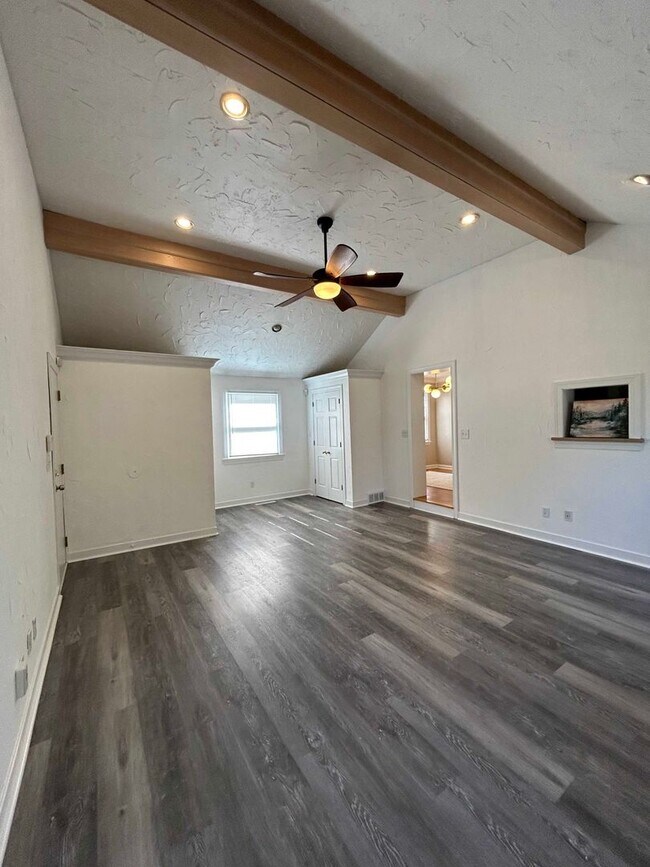 Foto del edificio - Spacious Colonial For Rent in Lyndhurst
