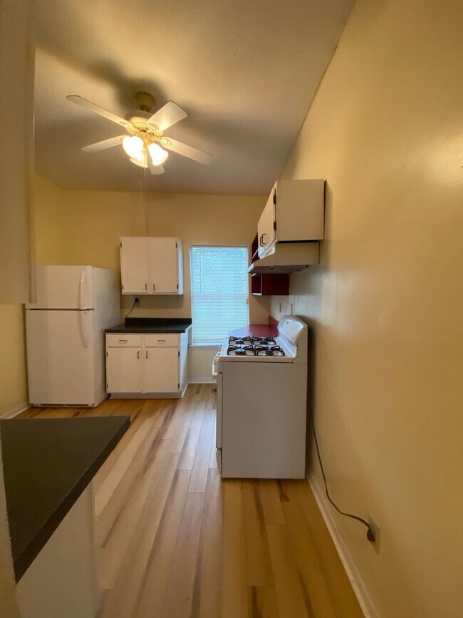 Foto del edificio - 2 Bedroom House with Fenced Backyard near ...