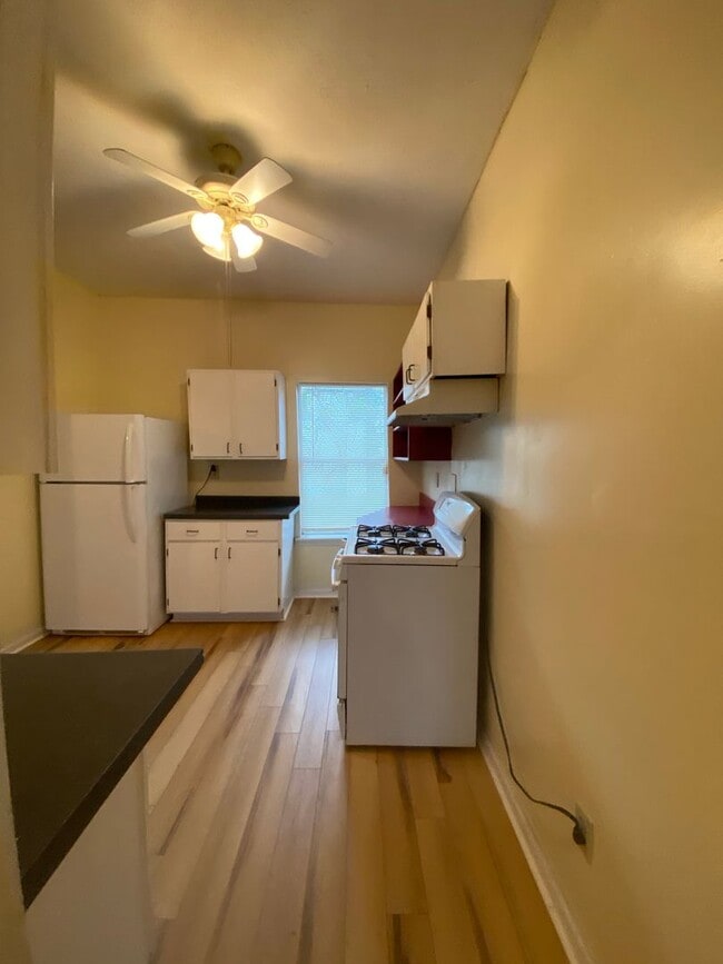 Building Photo - 2 Bedroom House with Fenced Backyard near Downtown Athens - AUGUST 2025