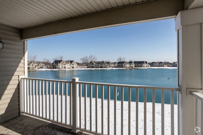 2BR, 2BA - 1,300SF - Deer Lakes Apartments