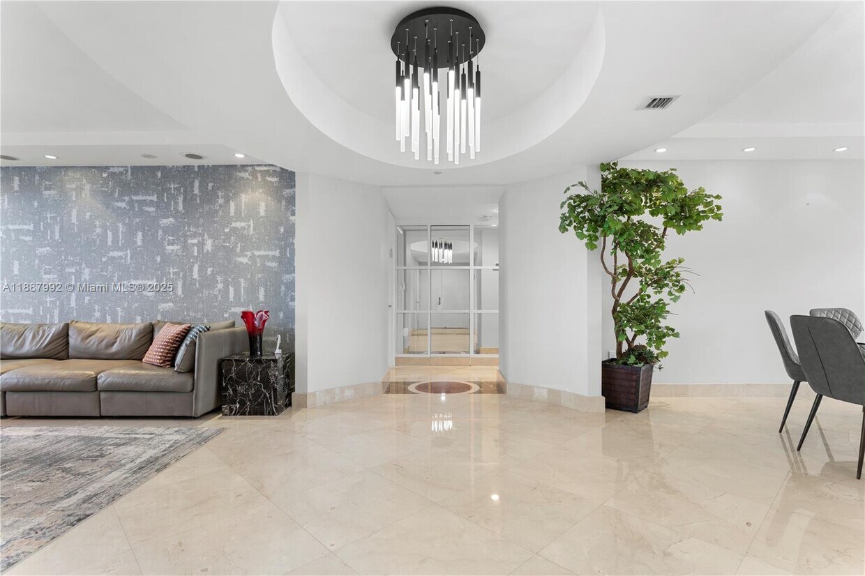 Foto principal - 19111 Collins Ave