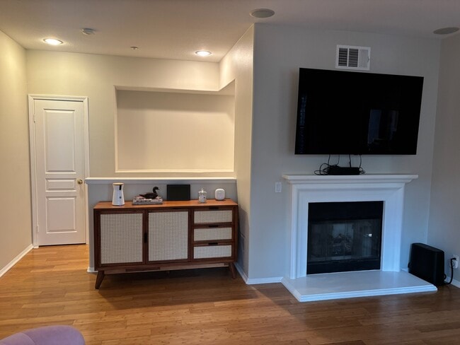 Building Photo - 92 Sarabande