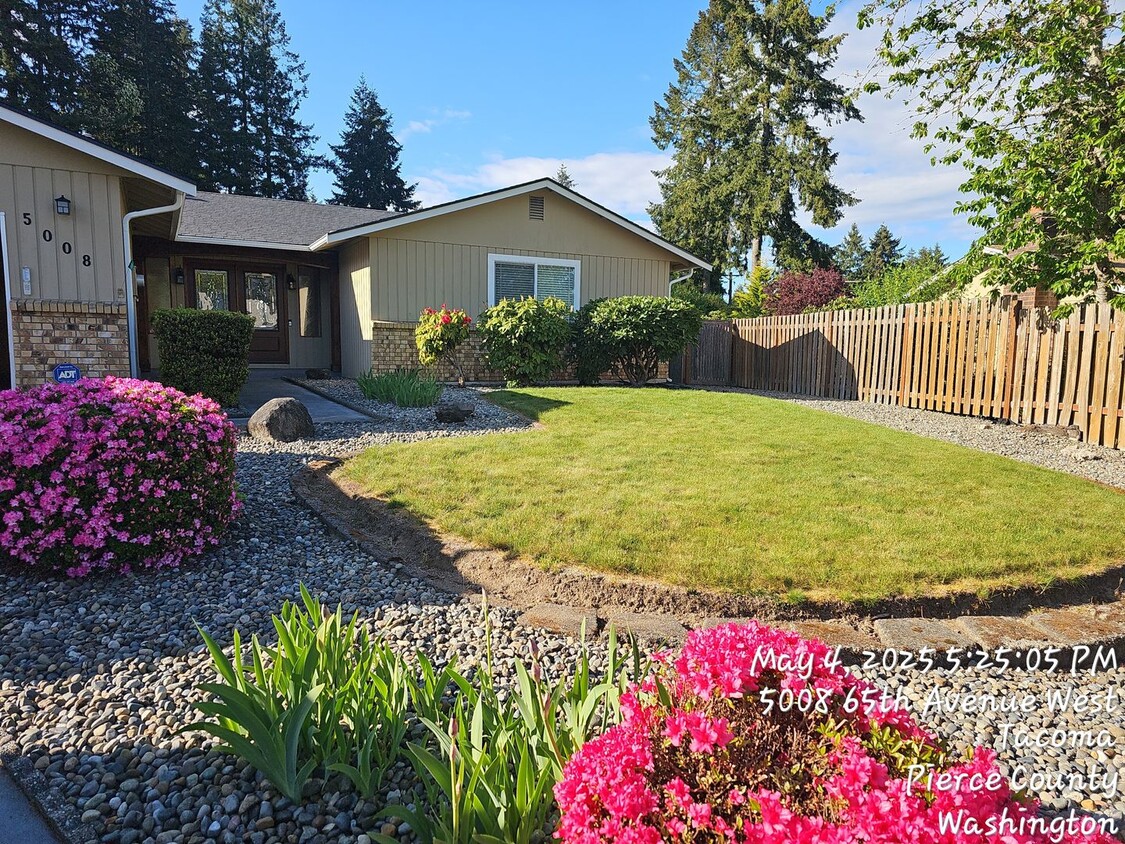 Foto principal - University Place Custom Rambler home for R...