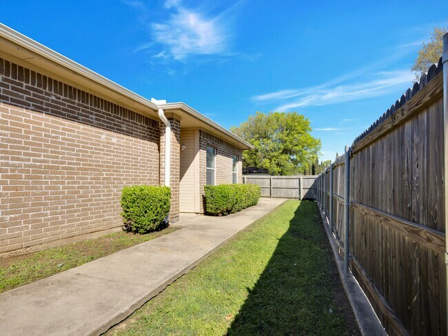 Building Photo - 903 Lake Dr