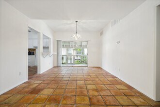 Building Photo - 2100 Tanglewilde St