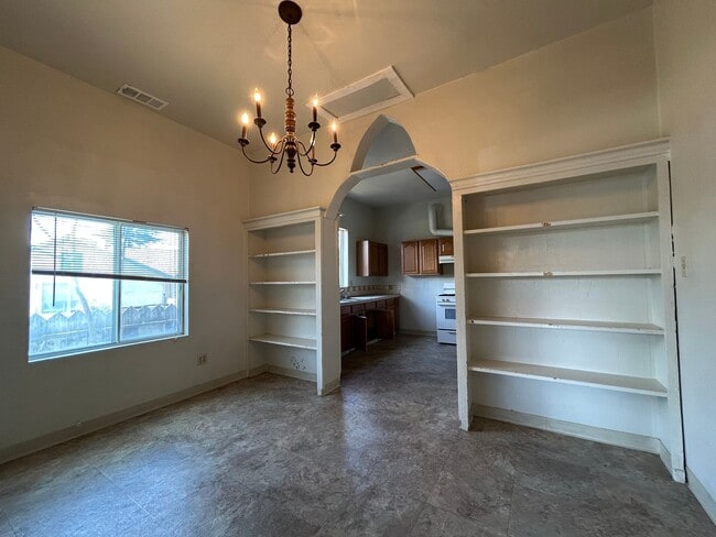 Building Photo - 3 Bedroom 1 Bathroom Single-Story
