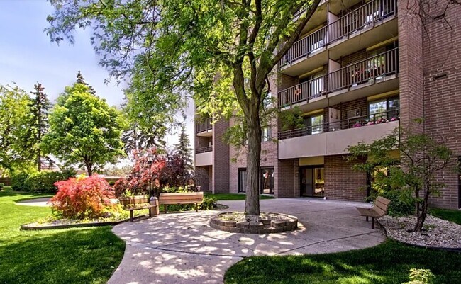 Foto del edificio - 100 Hazelcrest Pl