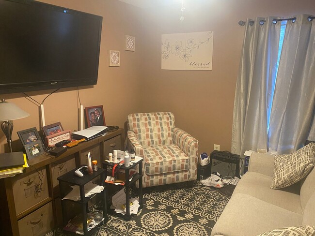 Building Photo - 3860 Crest Dr