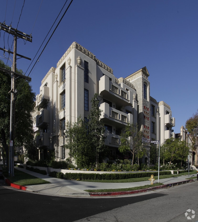 Building Photo - 13940 Moorpark Street