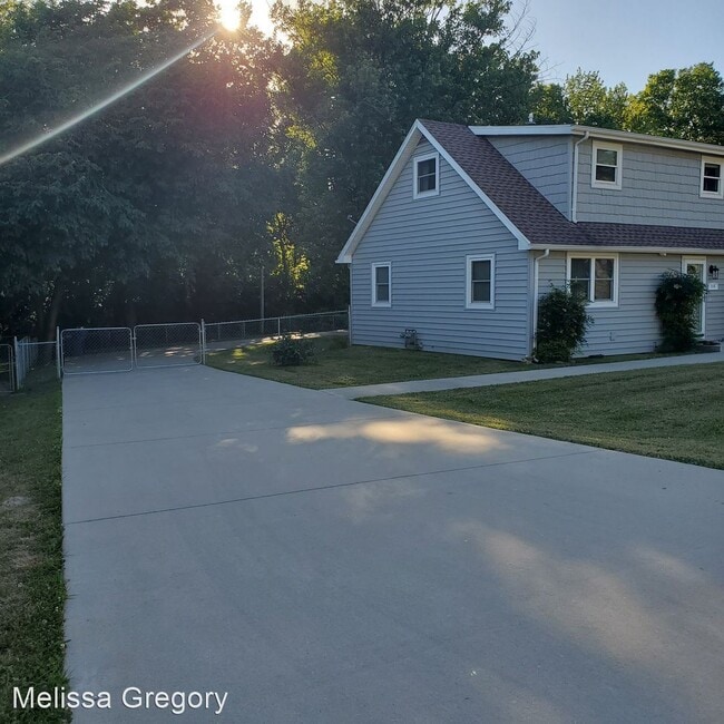 Building Photo - 3 br, 2 bath House - 3115 S Lakeside Ave