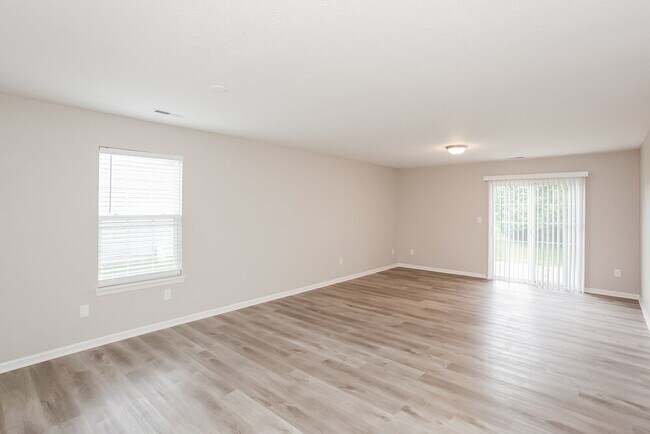 Building Photo - 126 Thistle Wood Dr