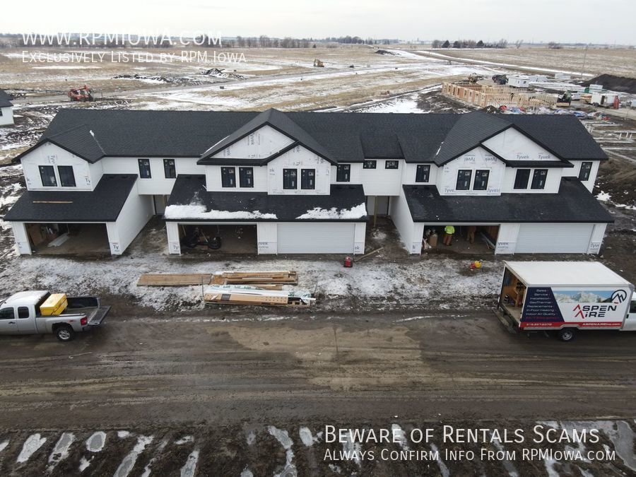 Foto principal - Edgeland at Bondurant Townhomes