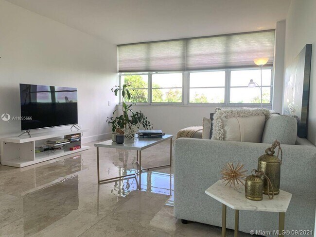 Foto del edificio - 680 NE 64th St