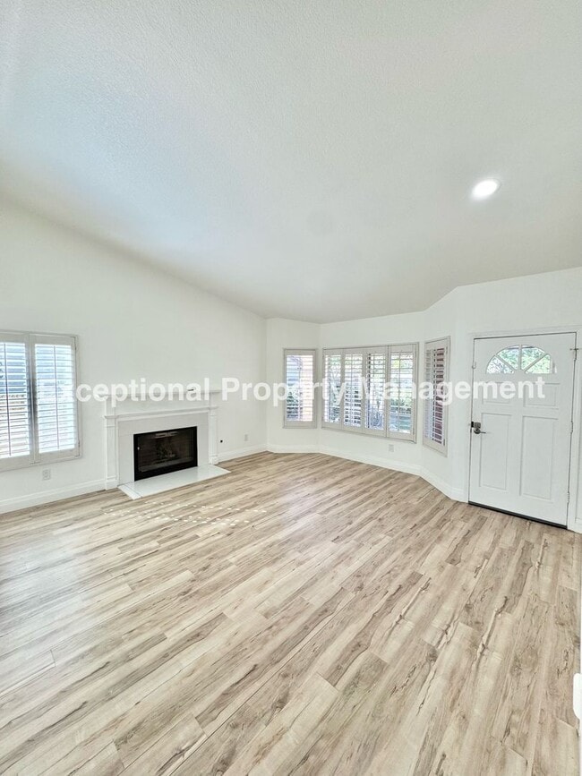 Building Photo - Ready to move in 3 bed 2 bath single story home