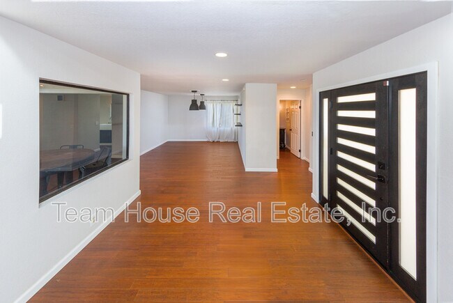 Foto del edificio - 5845 S Mansfield Ave
