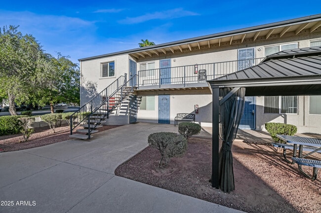 Foto del edificio - 3141 E Cypress St