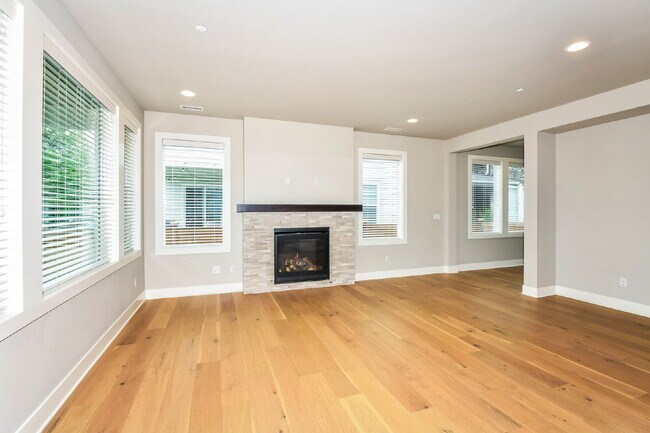 Foto del edificio - FOR RENT- AVAILABLE NOW! -  Modern 4-Bedroom Home with A/C in Bothell's Grove North Community