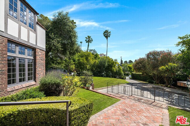 Foto del edificio - 2441 Glendower Ave