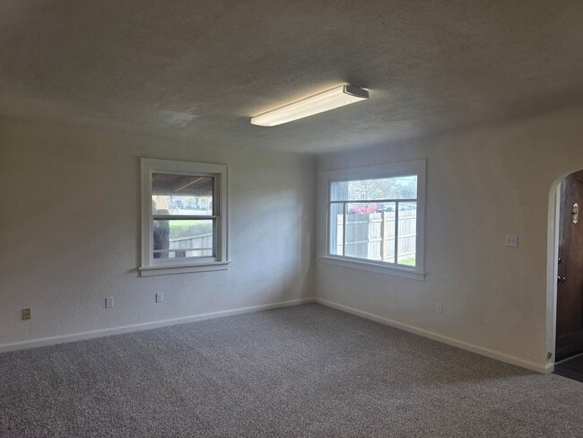 Foto del edificio - 2 bedroom home in West Bremerton
