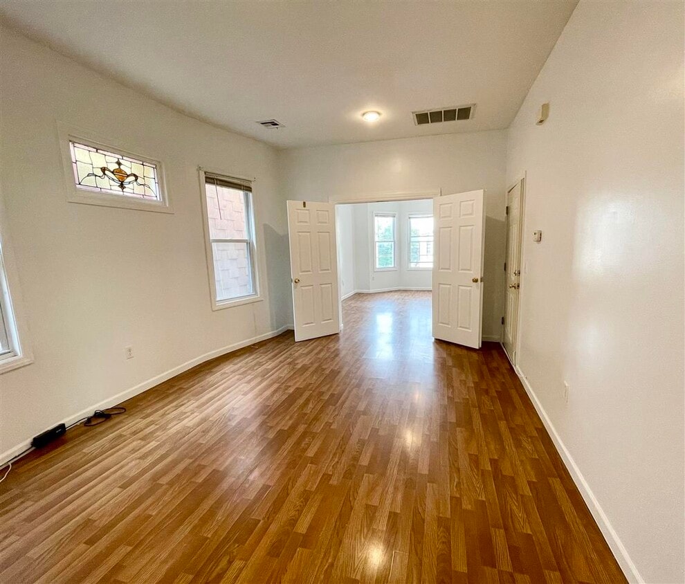 Primary Photo - 221 Claremont Ave