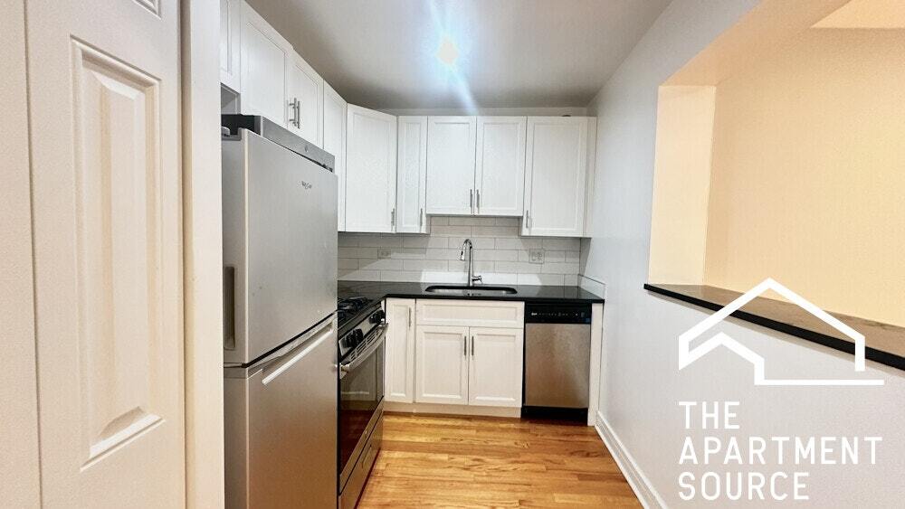 Foto principal - 6956 N Sheridan Rd