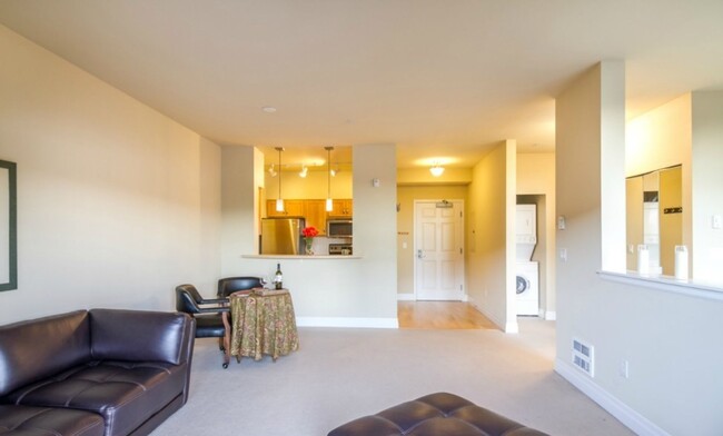 Building Photo - 1 bedroom 1 bathroom in Great Fairhaven Lo...