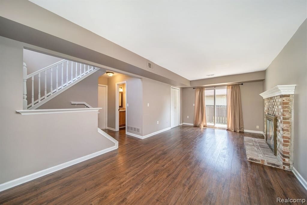 Primary Photo - 2920 Roundtree Dr