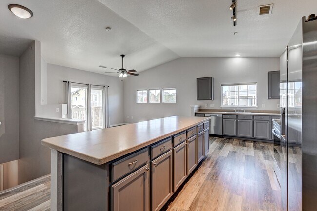 Foto del edificio - Beautiful Stonegate condo with HUGE garage