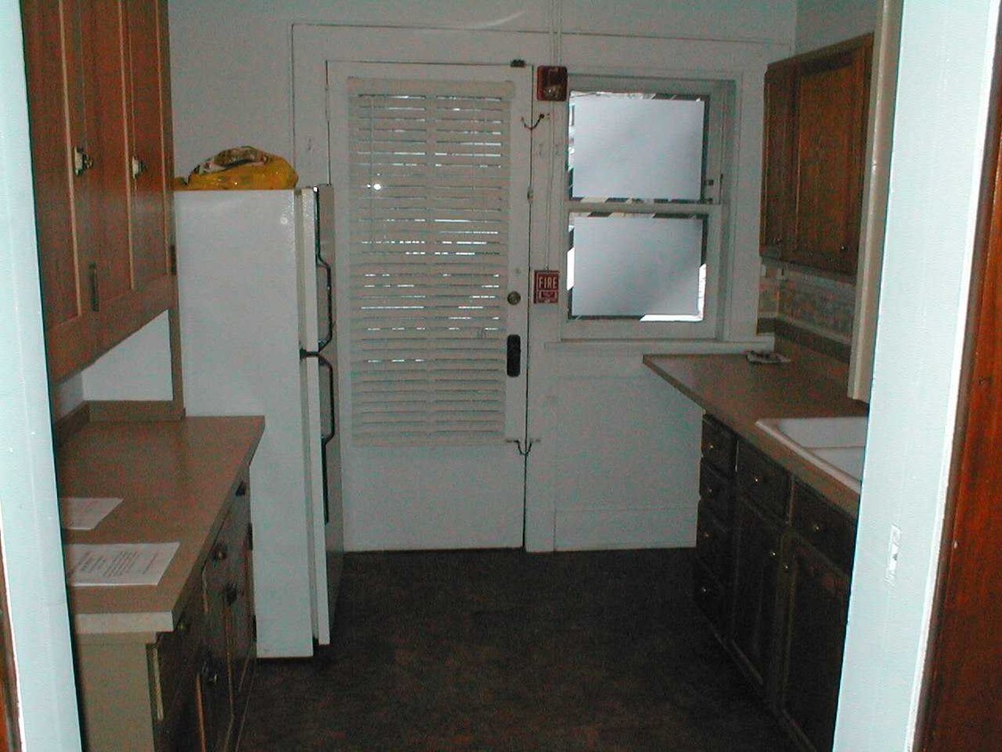 Building Photo - 302 W Grand Ave