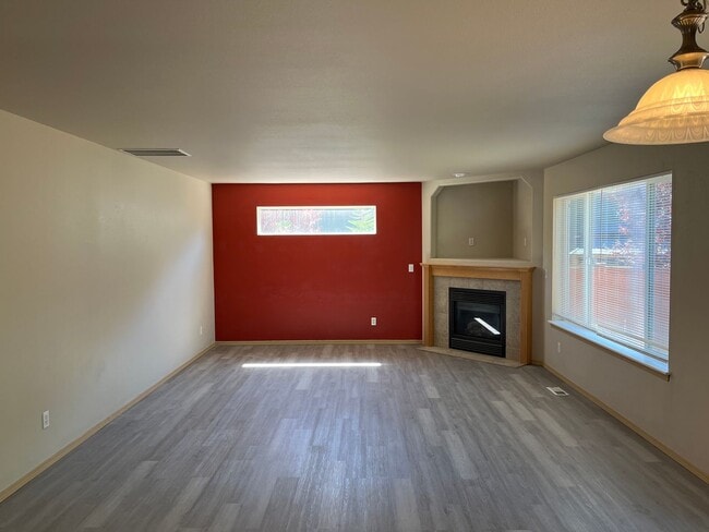 Building Photo - Welcome To SilverCreek
