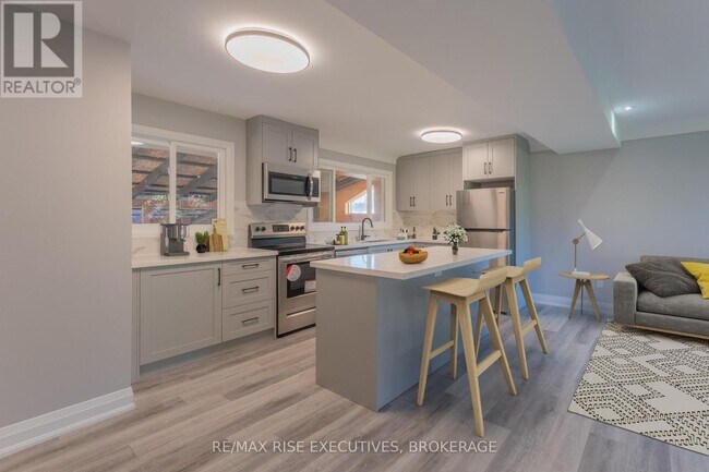 Photo du bâtiment - 740 Collins Bay Rd