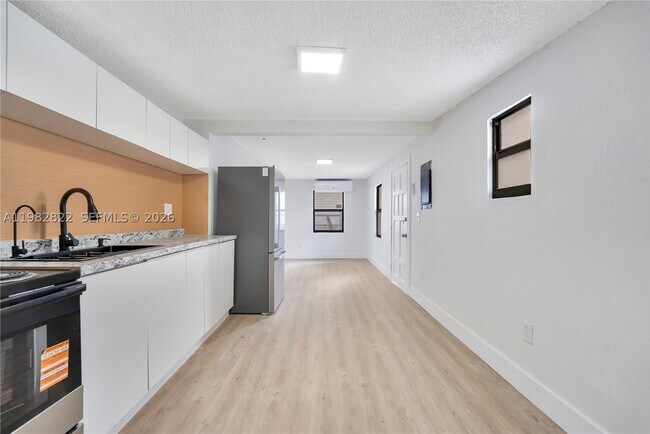 Foto del edificio - 2428 NW 28th St