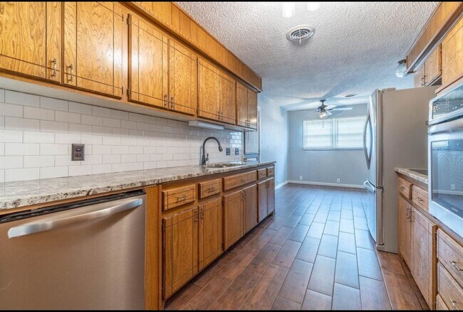 Building Photo - Spacious Home!