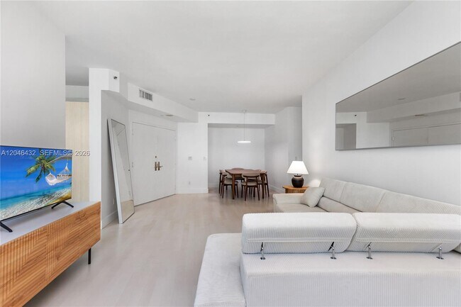 Building Photo - 300 S Pointe Dr
